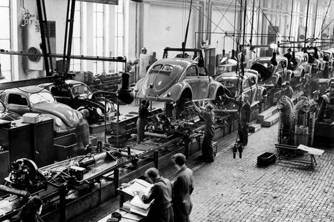 Der VW-Käfer wurde schnell zum Symbol des Wirtschaftswunders. Foto von 1952.