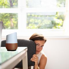 Frau hat Angst vor Google Home