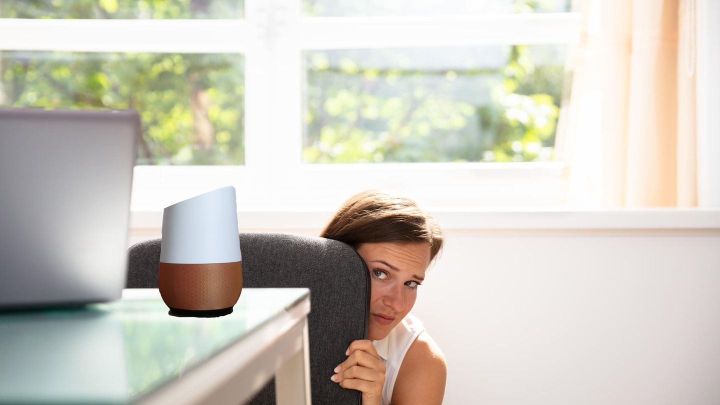 Frau hat Angst vor Google Home