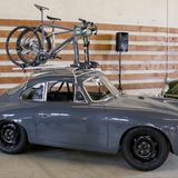 Auf dem Dach lassen sich sogar Räder transportieren.