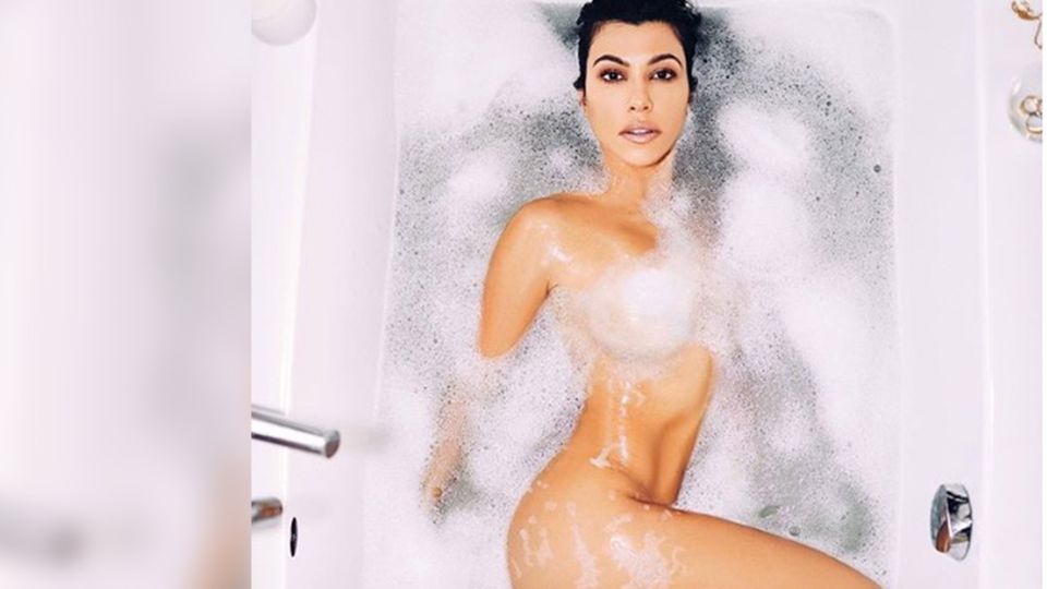 Kourtney Kardashian blamiert sich mit Photoshop-Fail: Brustwarze am Handgelenk Kourtney Kardashian blamiert sich mit Photoshop-Fail: Brustwarze am Handgelenk