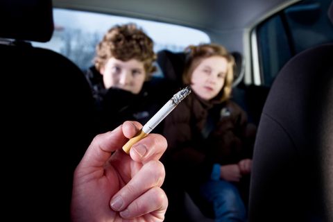NRW fordert Rauchverbot im Auto