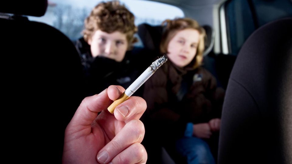 NRW fordert Rauchverbot im Auto