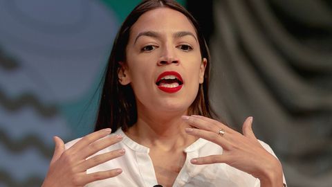 Alexandria Ocasio-Cortez (r), Abgeordnete im US-Repräsentantenhaus für die Demokraten