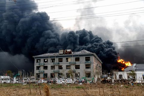 Schwarze Rauchwolken steigen nach einer schweren Explosion aus einem Chemiepark im chinesischen Yancheng auf. Fast 50 Menschen kamen ums Leben, Hunderte wurden verletzt.