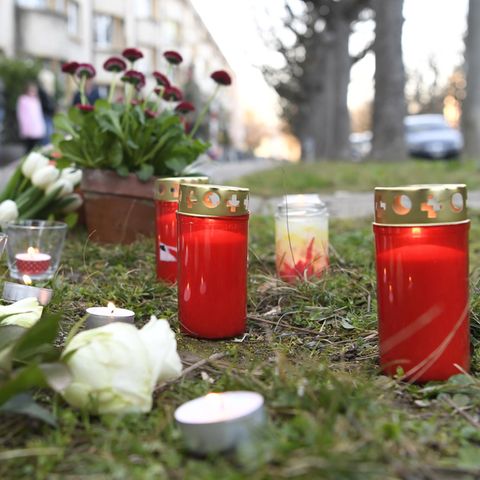Trauernde haben an dem Tatort in Basel Kerzen und Blumen niedergelegt