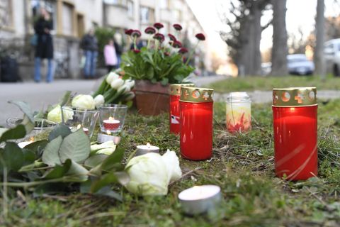 Trauernde haben an dem Tatort in Basel Kerzen und Blumen niedergelegt