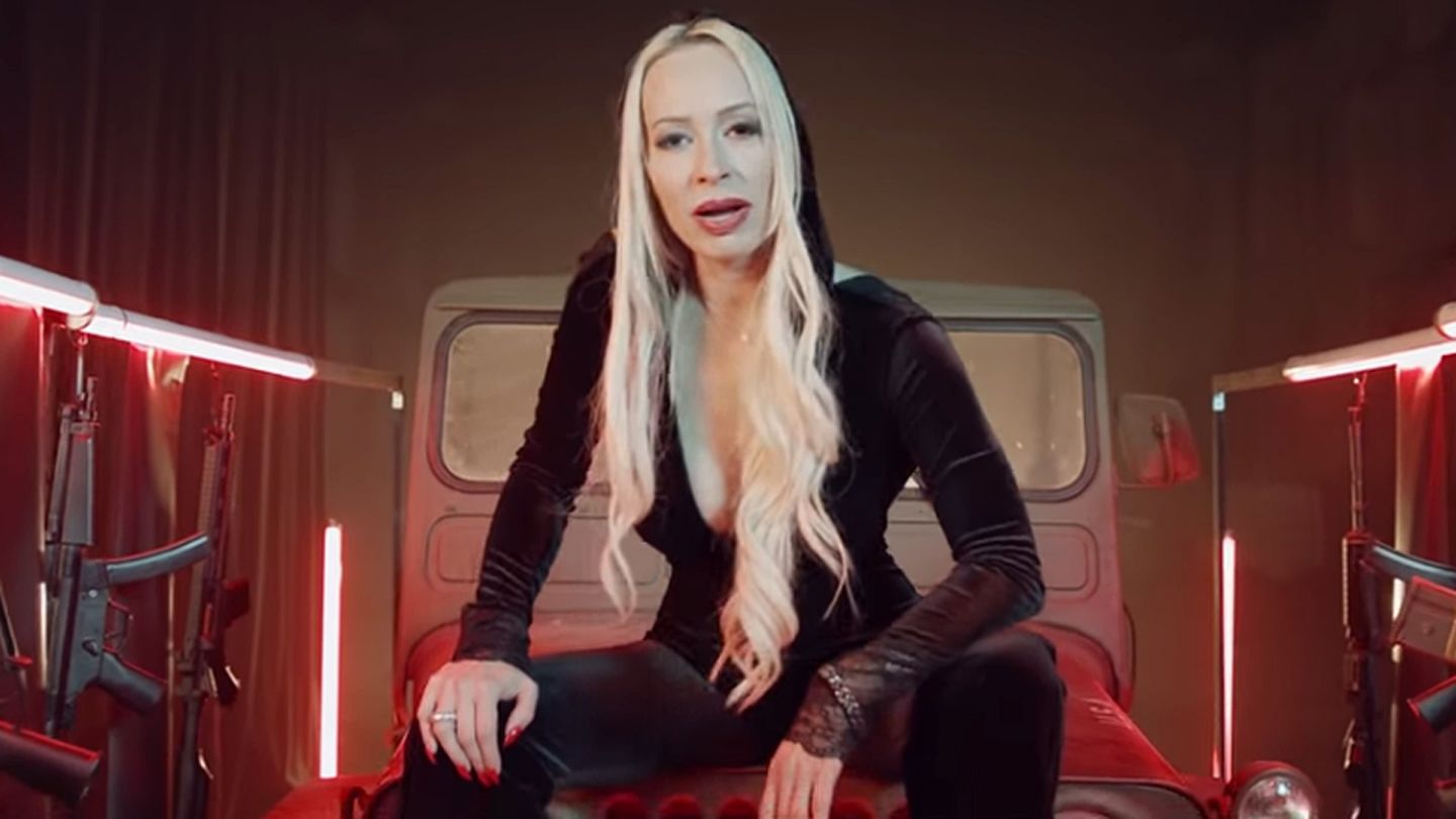 Cora Schumacher im Video von Ado Kojo
