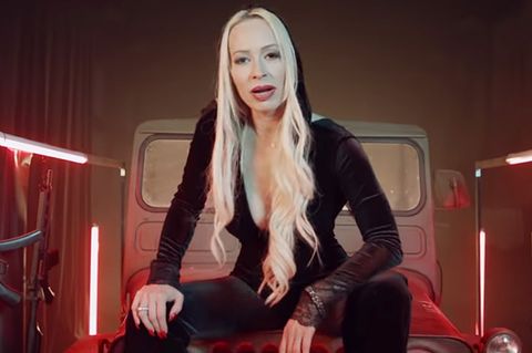 Cora Schumacher im Video von Ado Kojo