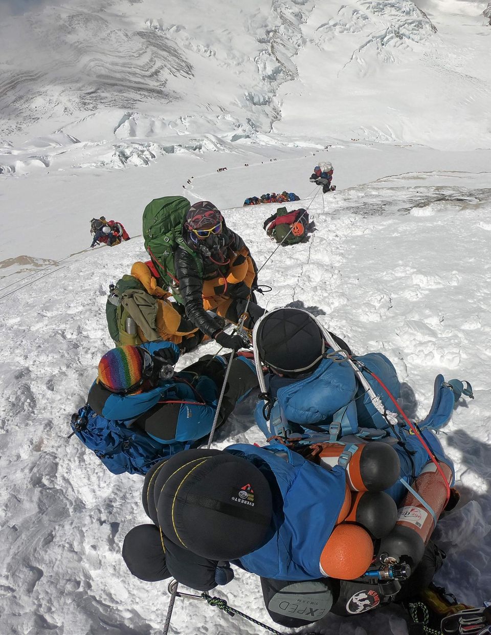 Foto aus dem Mai 2018: Alpinisten steigen über den klassischen Normalweg über die Südseite von Nepal aus zum 8848 Meter hohen Gipfel des Mount Everest