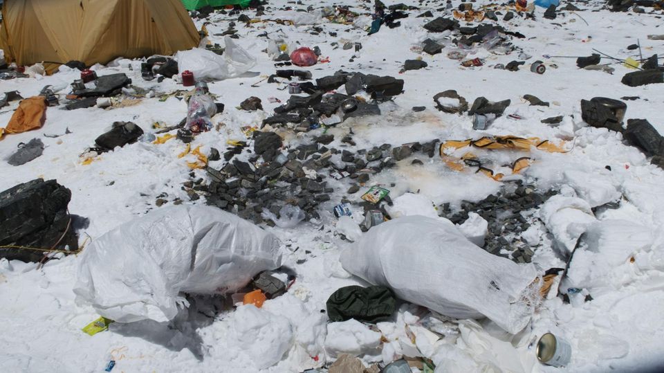 Bergsteiger treffen am Mount Everest auf Abfälle, Plastik und  die sterblichen Überreste von Alpinisten aus den Jahren zuvor