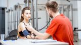 Welcher Sport ist gut bei bei Bluthochdruck      Was bringt Sport?  Regelmäßige Bewegung stärkt das Herz-Kreislauf-System, verbessert die Durchblutung des Herzmuskels und senkt Ruhepuls und Blutdruck: systolischen um etwa 10-15 mmHg und diastolischen um 5-10 mmHg. Der Effekt hält bei regelmäßigem Training langfristig an. Selbst nach einem Herzinfarkt sollte möglichst schnell nach Absprache mit dem Arzt mit Ausdauertraining begonnen werden.      Welcher Sport ist gut?  Kontinuierliche und rhythmische Bewegungen, die zu regelmäßigem Puls und Atmung führen. Vor allem Ausdauersportarten wie Walken, Schwimmen, Radfahren, Wandern oder Skilanglauf, aber auch Tanzen oder leichte Fitness-Gymnastik sind gut. Für den Anfang reicht auch ein rascher Spaziergang. Zusätzlich kann ein angepasstes Krafttraining, unter Aufsicht geschulter Trainer, helfen, den Blutdruck zu senken.      Wie oft und wie lange?  Positive Effekte auf den Blutdruck machen sich schon bei drei Trainingseinheiten von etwa 30 Minuten pro Woche bemerkbar. Nach und nach auf fünf Mal 30 bis 60 Minuten pro Woche steigern.      Was sollte man meiden?  Schnelle, abrupte Bewegungen, Stress, statisches Halten oder großen, kurzen Krafteinsatz. Vorsicht also bei zu intensivem Krafttraining, schnellen Ballsportarten, Alpin-Ski oder schnelle Aerobic, also Sportarten, bei denen es zu unkontrollierten Blutdruck-Spitzen kommen kann.      Worauf sollte man achten?  Besonders bei Bluthochdruck ist eine eingehende sportmedizinische Untersuchung mit Belastungs-EKG und Bestimmung der Trainingsintensität wichtig. Bevor mit einem Training begonnen werden darf, muss der Blutdruck ausreichend gut eingestellt sein! Bei akutem systolischen Wert über 200 mmHg oder nach einem Herzinfarkt nur nach ärztlichem Rat und in Gesellschaft anderer Sport treiben. Sich nicht über- aber auch nicht unterfordern, daher regelmäßig Puls- und Blutdruck kontrollieren.