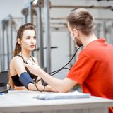 Welcher Sport ist gut bei bei Bluthochdruck      Was bringt Sport?  Regelmäßige Bewegung stärkt das Herz-Kreislauf-System, verbessert die Durchblutung des Herzmuskels und senkt Ruhepuls und Blutdruck: systolischen um etwa 10-15 mmHg und diastolischen um 5-10 mmHg. Der Effekt hält bei regelmäßigem Training langfristig an. Selbst nach einem Herzinfarkt sollte möglichst schnell nach Absprache mit dem Arzt mit Ausdauertraining begonnen werden.      Welcher Sport ist gut?  Kontinuierliche und rhythmische Bewegungen, die zu regelmäßigem Puls und Atmung führen. Vor allem Ausdauersportarten wie Walken, Schwimmen, Radfahren, Wandern oder Skilanglauf, aber auch Tanzen oder leichte Fitness-Gymnastik sind gut. Für den Anfang reicht auch ein rascher Spaziergang. Zusätzlich kann ein angepasstes Krafttraining, unter Aufsicht geschulter Trainer, helfen, den Blutdruck zu senken.      Wie oft und wie lange?  Positive Effekte auf den Blutdruck machen sich schon bei drei Trainingseinheiten von etwa 30 Minuten pro Woche bemerkbar. Nach und nach auf fünf Mal 30 bis 60 Minuten pro Woche steigern.      Was sollte man meiden?  Schnelle, abrupte Bewegungen, Stress, statisches Halten oder großen, kurzen Krafteinsatz. Vorsicht also bei zu intensivem Krafttraining, schnellen Ballsportarten, Alpin-Ski oder schnelle Aerobic, also Sportarten, bei denen es zu unkontrollierten Blutdruck-Spitzen kommen kann.      Worauf sollte man achten?  Besonders bei Bluthochdruck ist eine eingehende sportmedizinische Untersuchung mit Belastungs-EKG und Bestimmung der Trainingsintensität wichtig. Bevor mit einem Training begonnen werden darf, muss der Blutdruck ausreichend gut eingestellt sein! Bei akutem systolischen Wert über 200 mmHg oder nach einem Herzinfarkt nur nach ärztlichem Rat und in Gesellschaft anderer Sport treiben. Sich nicht über- aber auch nicht unterfordern, daher regelmäßig Puls- und Blutdruck kontrollieren.