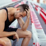 Welcher Sport ist gut bei Burnout oder Depressionen      Was bringt Sport?  Regelmäßiger Ausdauersport kann Depressionen entgegenwirken. Die körperliche Aktivität fördert die Ausschüttung von zufrieden stimmenden Endorphinen, Serotonin und Dopamin, baut gleichzeitig die Stresshormone Adrenalin und Cortisol ab. Zusätzlich werden Körperwahrnehmung und Selbstbewusstsein gestärkt.      Welcher Sport ist gut?  Sämtliche Ausdauersportarten, vor allem wenn an sie draußen, bei natürlichem Licht praktiziert: Joggen und Walken, Schwimmen, Radfahren, Wandern, Inline-Skating oder Skilanglauf. Aber auch moderate Gymnastik oder Aerobic sowie Training an Cardio-Geräten hebt die Laune.      Wie oft und wie lange?  So viel Spaß macht! Zu Beginn etwa drei Trainingseinheiten á 30 Minuten pro Woche, die man langsam auf täglich 60 bis 90 Minuten steigern kann.      Was sollte man meiden?  Alle aggressiven, konkurrenzbetonten Sportarten mit Leistungsdruck, unter anderem Kampfsport und wettkampforientierten Ballsport.      Worauf sollte man achten?  Der Spaß sollte immer im Vordergrund stehen, Ziele erreichbar gesteckt, Stress- und Frusterlebnisse vermieden werden.