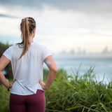 Welcher Sport ist gut bei erhöhten Cholesterin- oder Blutzuckerwerten      Was bringt Sport?  Regelmäßige Bewegung wirkt auf den Stoffwechsel, beeinflusst Körpergewicht und Muskelmasse, Blutzucker- und alle Blutfettwerte positiv. Der erhöhte Energiebedarf führt zum Abbau freier Fettsäuren im Blut, das Verhältnis von schlechtem LDL- und gutem HDL-Cholesterin verbessert sich, Triglyceride werden abgebaut. Die Bauchspeicheldrüse wird zu einer gleichmäßigeren Insulinausschüttung angeregt, gleichzeitig steigt Zahl und Sensibilität der Insulinrezeptoren. Dadurch kann der Zucker aus dem Blut besser in die Zellen eingeschleust werden. Studien zeigen, dass Menschen mit Altersdiabetes durch regelmäßigem Sport zum Teil auf Medikamente verzichten können.      Welcher Sport ist gut?  Gleichmäßige Bewegungsabläufe mit regelmäßigem Puls und Atmung, also Ausdauersportarten wie Walking, Schwimmen, Radfahren, Wandern oder Skilanglauf, aber auch Tanzen. Mit steigender Fitness sollten unter kompetenter Anleitung moderate Formen kräftigender Gymnastik oder Gerätetraining hinzu kommen.      Wie oft und wie lange?  Schon sehr kurze Trainingsintervalle führen zu Verbesserungen. Jedes Mehr an Bewegung tut also gut. Um langfristige Erfolge zu haben, sollten zu Beginn drei Trainingseinheiten á 30 Minuten, nach und nach fünf bis sieben pro Woche zu je 30 bis 60 Minuten absolviert werden.      Was sollte man meiden?  Diabetiker sollten Sportarten mit extremen Leistungsspitzen meiden, da sie zu starker Unterzuckerung führen können.      Worauf sollte man achten?  Unbedingt vorher zur Bestimmung von Belastungspuls und Trainingsintensität, Zucker- und Blutfettwerten zum Arzt. Bei Diabetes: Vor dem Sport den Blutzucker messen, nie unter- oder überzuckert Sport treiben. Während des Trainings auf Zeichen einer Unterzuckerung achten und stets Traubenzucker mitnehmen. Beim Nachweis von Aceton im Urin, riecht nach Nagelackentferner, ist Sporttreiben tabu.