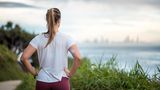 Welcher Sport ist gut bei erhöhten Cholesterin- oder Blutzuckerwerten      Was bringt Sport?  Regelmäßige Bewegung wirkt auf den Stoffwechsel, beeinflusst Körpergewicht und Muskelmasse, Blutzucker- und alle Blutfettwerte positiv. Der erhöhte Energiebedarf führt zum Abbau freier Fettsäuren im Blut, das Verhältnis von schlechtem LDL- und gutem HDL-Cholesterin verbessert sich, Triglyceride werden abgebaut. Die Bauchspeicheldrüse wird zu einer gleichmäßigeren Insulinausschüttung angeregt, gleichzeitig steigt Zahl und Sensibilität der Insulinrezeptoren. Dadurch kann der Zucker aus dem Blut besser in die Zellen eingeschleust werden. Studien zeigen, dass Menschen mit Altersdiabetes durch regelmäßigem Sport zum Teil auf Medikamente verzichten können.      Welcher Sport ist gut?  Gleichmäßige Bewegungsabläufe mit regelmäßigem Puls und Atmung, also Ausdauersportarten wie Walking, Schwimmen, Radfahren, Wandern oder Skilanglauf, aber auch Tanzen. Mit steigender Fitness sollten unter kompetenter Anleitung moderate Formen kräftigender Gymnastik oder Gerätetraining hinzu kommen.      Wie oft und wie lange?  Schon sehr kurze Trainingsintervalle führen zu Verbesserungen. Jedes Mehr an Bewegung tut also gut. Um langfristige Erfolge zu haben, sollten zu Beginn drei Trainingseinheiten á 30 Minuten, nach und nach fünf bis sieben pro Woche zu je 30 bis 60 Minuten absolviert werden.      Was sollte man meiden?  Diabetiker sollten Sportarten mit extremen Leistungsspitzen meiden, da sie zu starker Unterzuckerung führen können.      Worauf sollte man achten?  Unbedingt vorher zur Bestimmung von Belastungspuls und Trainingsintensität, Zucker- und Blutfettwerten zum Arzt. Bei Diabetes: Vor dem Sport den Blutzucker messen, nie unter- oder überzuckert Sport treiben. Während des Trainings auf Zeichen einer Unterzuckerung achten und stets Traubenzucker mitnehmen. Beim Nachweis von Aceton im Urin, riecht nach Nagelackentferner, ist Sporttreiben tabu.