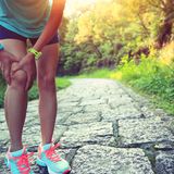 Der beste Sport bei Gelenkproblemen      Was bringt Sport?  Ohne Bewegung verschleißen Gelenke schneller: Ihre abfedernde Knorpelschicht ist nicht durchblutet, sie saugt allerdings bei jeder Bewegung mit Nährstoffen aus der umgebenen Gelenkflüssigkeit auf. Außerdem stützen und entlasten gut trainierte Muskeln, Bänder und Sehnen die Gelenke. Sport kann also den Gelenkverschleiß verlangsamen oder gar stoppen, Schmerzen und Entzündungen lindern und die Einnahme von Schmerzmitteln oder Entzündungshemmern reduzieren.      Welcher Sport ist gut?  Alles mit ruhigen, gleichmäßig-fließenden Bewegungen, die mit geringer Belastung der Gelenke einher gehen. Also beispielsweise Schwimmen mit Kraulbeinschlag, Aquajogging, Radfahren, Spazierengehen, Nordic Walking, Wandern, Gymnastik oder Koordinationstraining. Auch moderates Krafttraining, etwa mit einem Thera-Band, kann gezielt die Problembereiche stärken.      Wie oft und wie lange?  Zu Beginn reichen drei Mal die Woche 30 Minuten, langsam steigern bis mindestens fünf Mal wöchentlich. Zusätzlich am besten täglich 10 bis 15 Minuten einige physiotherapeutische Übungen machen, zum Beispiel immer beim Zähneputzen.      Was sollte man meiden?  Springen, Hüpfen oder schnelle, abrupte (Brems-)Bewegungen, die starke Krafteinwirkung auf die Gelenke bedeuten. Also kein Jogging auf harten Untergründen, Alpin-Ski oder schnelle Aerobic, sowie schnelle Ballsportarten wie Squash, Handball oder Fußball.      Worauf sollte man achten?  Bis zur Schmerzgrenze, aber nicht darüber hinaus gehen. Übungen, die Schmerzen verursachen, auslassen. Bei akuten Gelenkentzündungen Rücksprache mit dem Arzt halten. Vom Arzt oder Krankengymnasten physiotherapeutische Übungen zeigen lassen und zuhause wiederholen. Bei Gelenkbeschwerden besonders auf gut angepasstes Schuhwerk achten, unter Umständen sind auch Stützbandagen oder Einlegsohlen hilfreich.