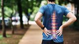 Der beste Sport bei Rückenschmerzen oder Bandscheibenproblemen      Was bringt Sport?  Oft basieren Rückenschmerzen auf einer schlecht austarierten Muskulatur und Verspannungen. Bewegung wirkt dagegen: Muskelmasse wird aufgebaut, der Stützapparat trainiert, Verspannungen gelöst. Regelmäßiger Sport kann Rückenschmerzen oft so positiv beeinflussen, dass weniger oder keine Schmerzmittel mehr nötig sind. Auch das Voranschreiten von Bandscheibenschäden kann durch gezielten Sport verhindert werden.      Welcher Sport ist gut?  Alles, was die Wirbelsäule stabilisiert und Körperhaltung und Koordination verbessert. Je nach körperlicher Fitness von Dehn- und Strechübungen über Koordinationstraining bis zu gezieltem Krafttraining, zum Beispiel spezielle Rückenkurse ("Rückenschule") oder Tai Chi. Zusätzlich gut: Ausdauersportarten mit gleichmäßiger Beanspruchung von Rücken- und Bauchmuskulatur, etwa Rückenschwimmen und Kraulen, Wandern, Nordic Walking oder Ski-Langlauf.      Wie oft und wie lange?  Oft lindert schon ein Mal die wöchentlich ein Rückenkurs (60-90 Minuten) die Beschwerden. Dazu sollten am besten noch drei- bis fünfmal die Woche Ausdauereinheiten á 30 bis 60 Minuten kommen.      Was sollte man meiden?  Alle Sportarten mit schnellen, ruckartigen Bewegungen, Stauchungen der Wirbelsäule, extremen Drehbewegungen im Rumpf oder starken, kurzfristigen Belastungen, zum Beispiel Alpin-Ski, Reiten, Tennis, Squash, Badminton oder zu intensives Krafttraining an Geräten und Hanteln.      Worauf sollte man achten?  Bei ständigen Rückenschmerzen vorab auf Bandscheiben- oder Haltungsschäden untersuchen lassen. Am besten beim Physiotherapeuten günstige und schlechte Bewegungsabläufe zeigen lassen und auch im Alltag auf rückenschonende Bewegungen achten. Bei Haltungsschäden sind gute Sportschuhe, gegebenenfalls auch Einlagen wichtig. Die Belastung beim Sport sollte bis zur Schmerzgrenze, aber nicht darüber hinaus gehen. Wenn Übungen Schmerzen verursachen, sollte man aussetzen. Besonders beim Krafttraining ist es wichtig, dass Haltung und saubere Ausführung der Übungen von kompetenten Trainern überprüft und verbessert wird.