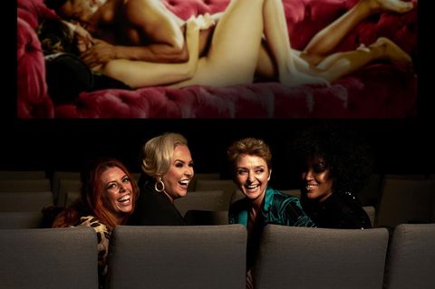 Noch lachen sie, doch als die Sex-Clips laufen, fangen einige Mütter an zu weinen.