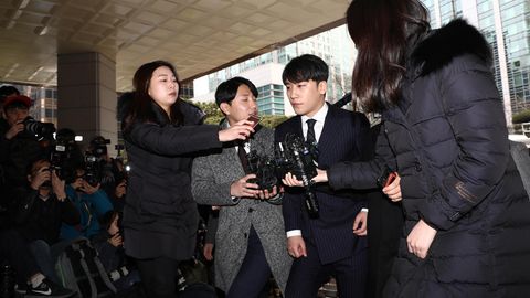 Der südkoreanische Künstler Seungri (Mitte) soll in Drogen- und Prostitutionsgeschäfte verwickelt sein