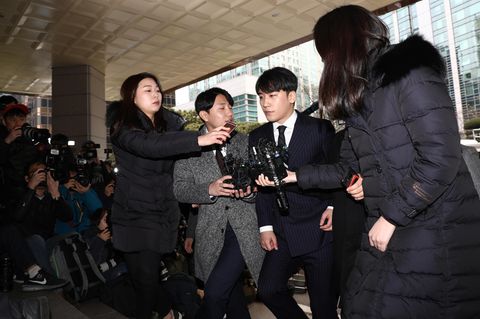 Der südkoreanische Künstler Seungri (Mitte) soll in Drogen- und Prostitutionsgeschäfte verwickelt sein