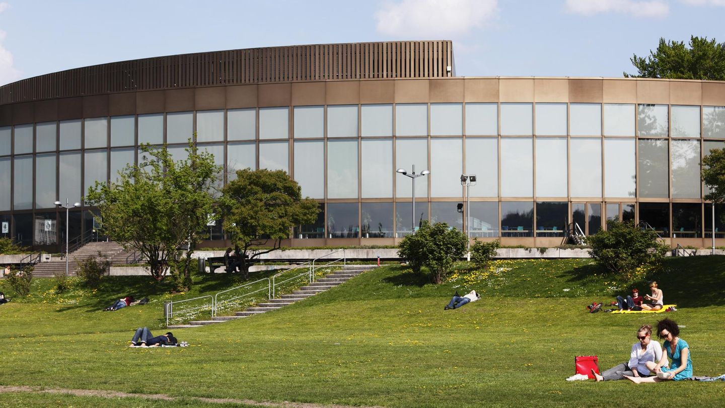 Kunst für die Ohren erwartet die Besucher im Brucknerhaus: Der Name des Konzerthauses aus dem Jahre 1974, erinnert an den in Oberösterreich geborenen Komponisten Anton Bruckner. Start für das 45. Brucknerfest ist der 4. September 2019.  Infos: www.brucknerhaus.at