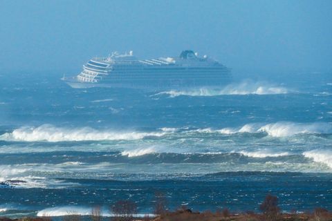 Die Viking Sky hängt mit Antriebsschaden im Sturm vor der norwegischen Küste fest