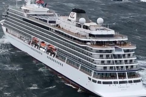 Die "Viking Sky" bei Kristiansund vor der norwegischen Westküste