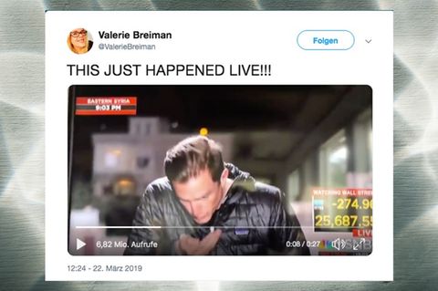 Reporter spuckt sich in die Hand