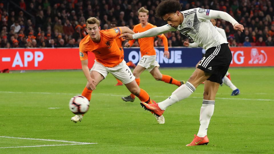 Da war noch Dampf im deutschen Spiel: Leroy Sané erzielt das 1:0 gegen die Niederlande in Amsterdam