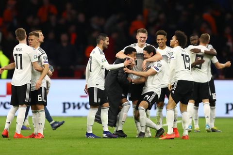 Geburt einer neuen Nationalelf: Die deutschen Nationalspieler feiern den Siegtorschützen Nico Schulz