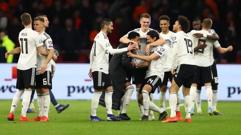 Geburt einer neuen Nationalelf: Die deutschen Nationalspieler feiern den Siegtorschützen Nico Schulz