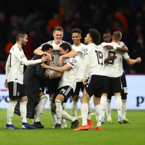 Geburt einer neuen Nationalelf: Die deutschen Nationalspieler feiern den Siegtorschützen Nico Schulz