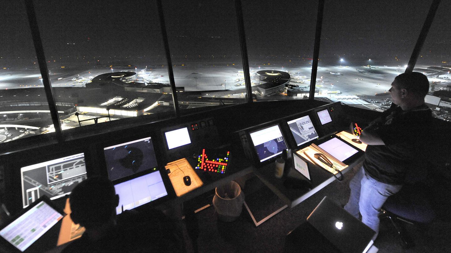 Nachts im Tower (Symbolbild): Die Deutsche Flugsicherung (DFS) erwartet nach 3,4 Millionen Flugbewegungen im deutschen Luftraum eine weitere Steigerung für 2019