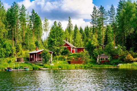 Ein typisch rotes finnisches Holzhaus am See