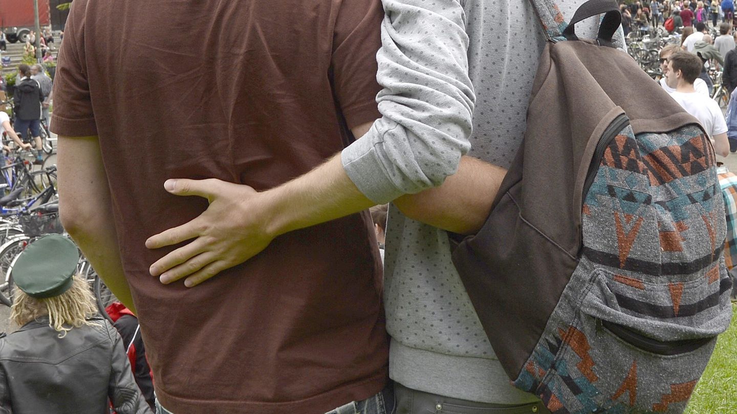 Ein homosexuelle Paar, Arm in Arm