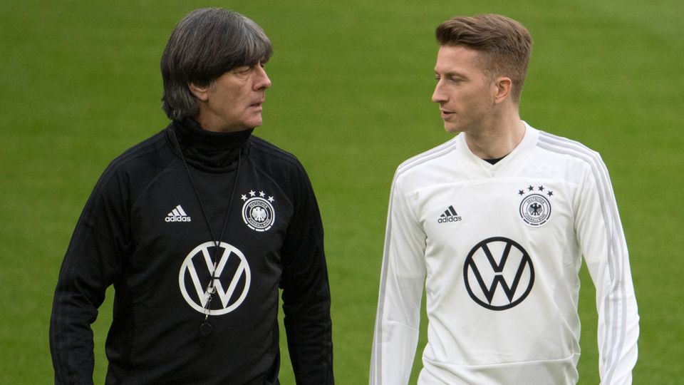 Bundestrainer Joachim Löw und BVB-Star Marco Reus beim letzten Training vor der Partie gegen die Niederlande Bundestrainer Joachim Löw und BVB-Star Marco Reus beim letzten Training vor der Partie gegen die Niederlande