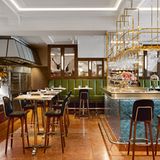 Auszeichnung: Dallmayr Bar & Grill – München  "Die Inspiration haben wir aus alten Fotos bekommen, die das Ladengeschäft um 1912 zeigen. Gestaltungs- und Stilelemente aus dieser Zeit finden sich neu interpretiert im Dallmayr Bar & Grill wieder", sagt Geschäftsführer der Alois Dallmayr KG Florian Randlofer über das nostalgische Projekt.