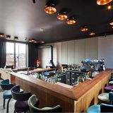 Auszeichnung: Flushing Meadows Bar – München  "Wir wollten ein kleines, feines, urbanes Hotel mit Rooftop-Bar designen, in dem sich internationales Publikum wie Münchner Gäste das ganze Jahr wohlfühlen", so Planer Steffen Werner.