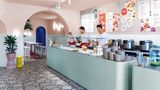 Kategorie Café & Bistro  Erster Preis: L.A. Poke - Berlin  "Wir haben uns von der entspannten Stimmung der amerikanischen Westküste inspirieren lassen und arbeiten gerne mit kleinen Überraschungsmomenten oder Störfaktoren. Das bringt Spannung in das Interior", erklärt Innenarchitektin Ester Bruzkus.