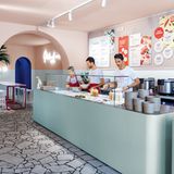 Kategorie Café & Bistro  Erster Preis: L.A. Poke - Berlin  "Wir haben uns von der entspannten Stimmung der amerikanischen Westküste inspirieren lassen und arbeiten gerne mit kleinen Überraschungsmomenten oder Störfaktoren. Das bringt Spannung in das Interior", erklärt Innenarchitektin Ester Bruzkus.