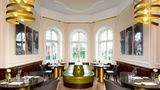 Kategorie Restaurant  Erster Preis: Blüchers - Göhren Lebbin  Innenarchitekt Olaf Kitzig über das Zusammenspiel von historisch und modern: "In den Räumen von 1842 fanden wir Stuck sowie eine authentische Feuerstelle vor. Sie konnten wie die Decke aus Tiffanyglas erhalten bleiben. So entsteht Spannung zwischen dem Baudenkmal und dem neuen Interior."
