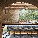 Kategorie Bar  Erster Preis: krypt.bar - Wien  "Durch Fokus auf den Kontext destillieren wir aus dem Raum eine spezifische Atmosphäre. krypt fühlt sich an wie ein Traum von David Lynch, raffiniert mit brasilianischer Avantgarde und etwas Sunset Boulevard", schwärmen die Interior Designer des vielseitigen Projekts, Christian Knapp und Jonathan Butter.