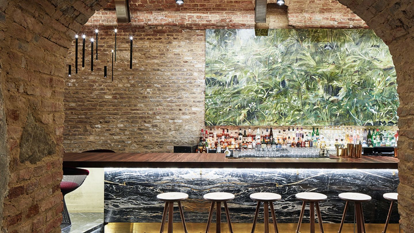 Fokus auf Innenarchitektur: Kategorie Bar Erster Preis: krypt.bar - Wien "Durch Fokus auf den Kontext destillieren wir aus dem Raum eine spezifische Atmosphäre. krypt fühlt sich an wie ein Traum von David Lynch, raffiniert mit brasilianischer Avantgarde und etwas Sunset Boulevard", schwärmen die Interior Designer des vielseitigen Projekts, Christian Knapp und Jonathan Butter. Kategorie Bar Erster Preis: krypt.bar - Wien "Durch Fokus auf den Kontext destillieren wir aus dem Raum eine spezifische Atmosphäre. krypt fühlt sich an wie ein Traum von David Lynch, raffiniert mit brasilianischer Avantgarde und etwas Sunset Boulevard", schwärmen die Interior Designer des vielseitigen Projekts, Christian Knapp und Jonathan Butter.