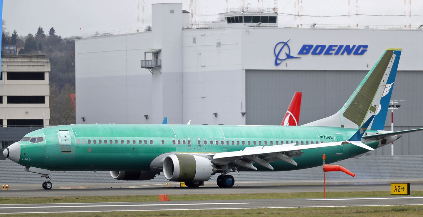 Eine Boeing 737 MAX 8 rollt auf dem Boeing Field an einem Hangar von Boeing vorbei