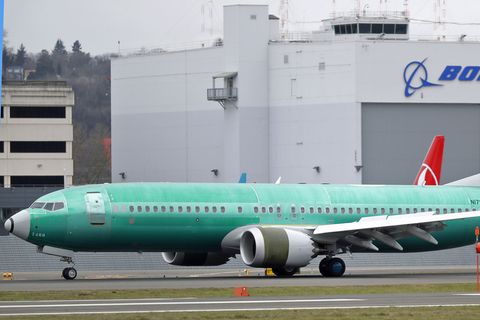  Eine Boeing 737 MAX 8 rollt auf dem Boeing Field an einem Hangar von Boeing vorbei