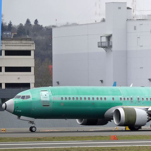  Eine Boeing 737 MAX 8 rollt auf dem Boeing Field an einem Hangar von Boeing vorbei
