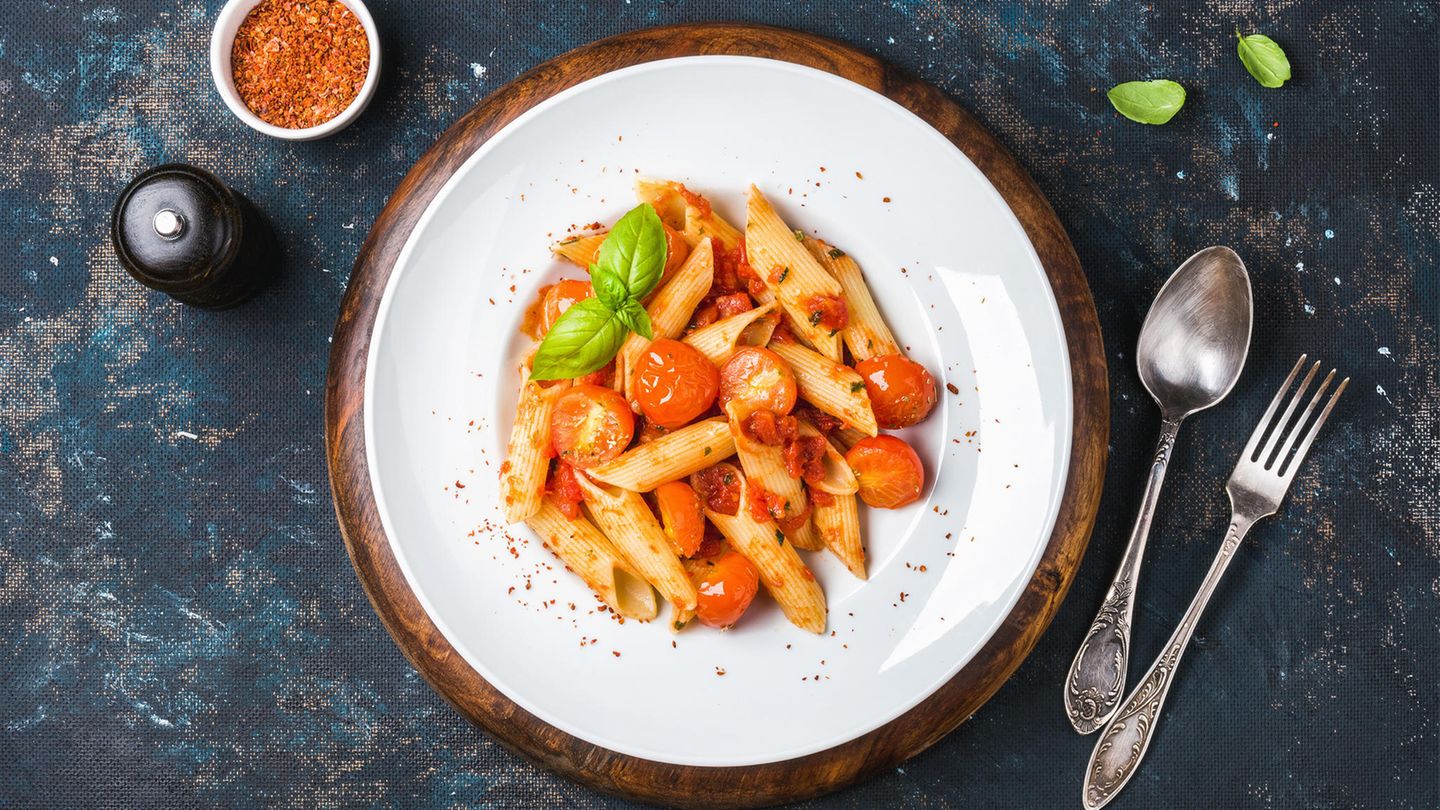 Ein Teller Pasta mit Tomatensoße und Pfeffer