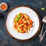Ein Teller Pasta mit Tomatensoße und Pfeffer