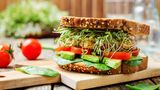 Ein Sandwich mit Avocado und Sprossen
